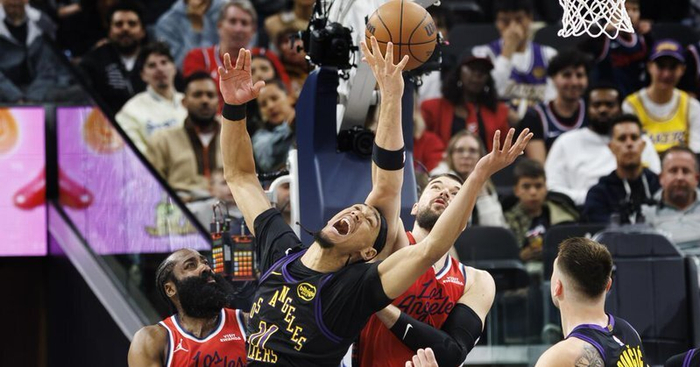开云体育服务-转折点洛杉矶湖人防线松动，NBA总决赛国际比赛日攻防权衡，气氛紧张，年轻球员得到机会的简单介绍